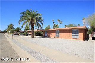 8209 E Balfour Dr photo 3